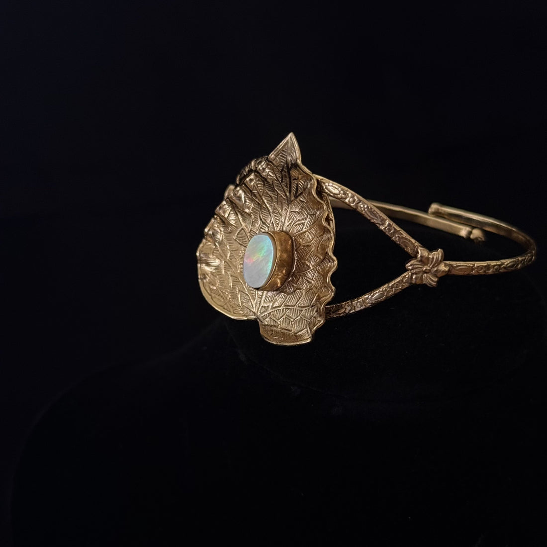 Leaf & Iridescent Stone Bracelet