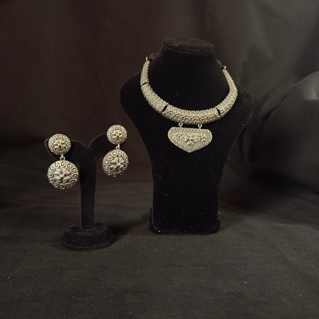 Floral Medallion Choker Set