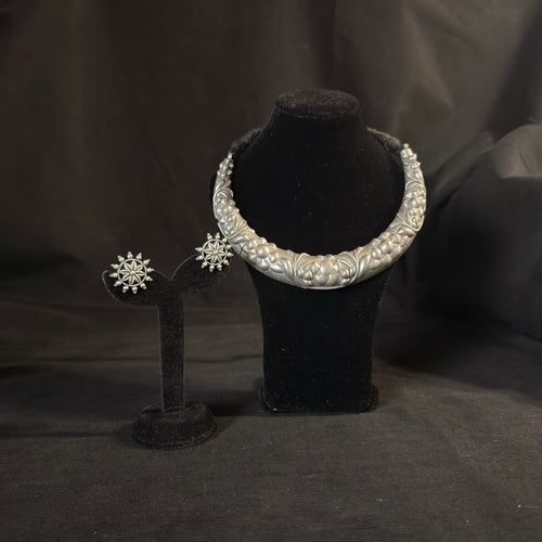 Sculpted Floral Choker Set