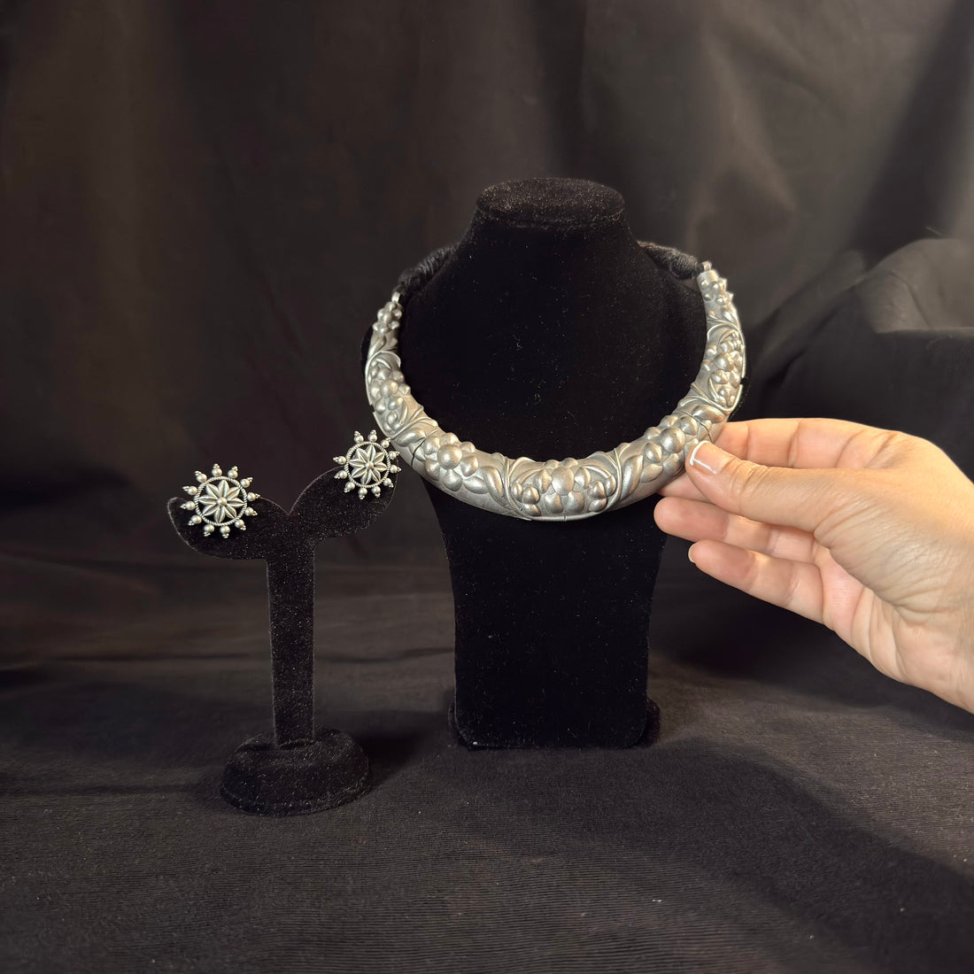 Sculpted Floral Choker Set