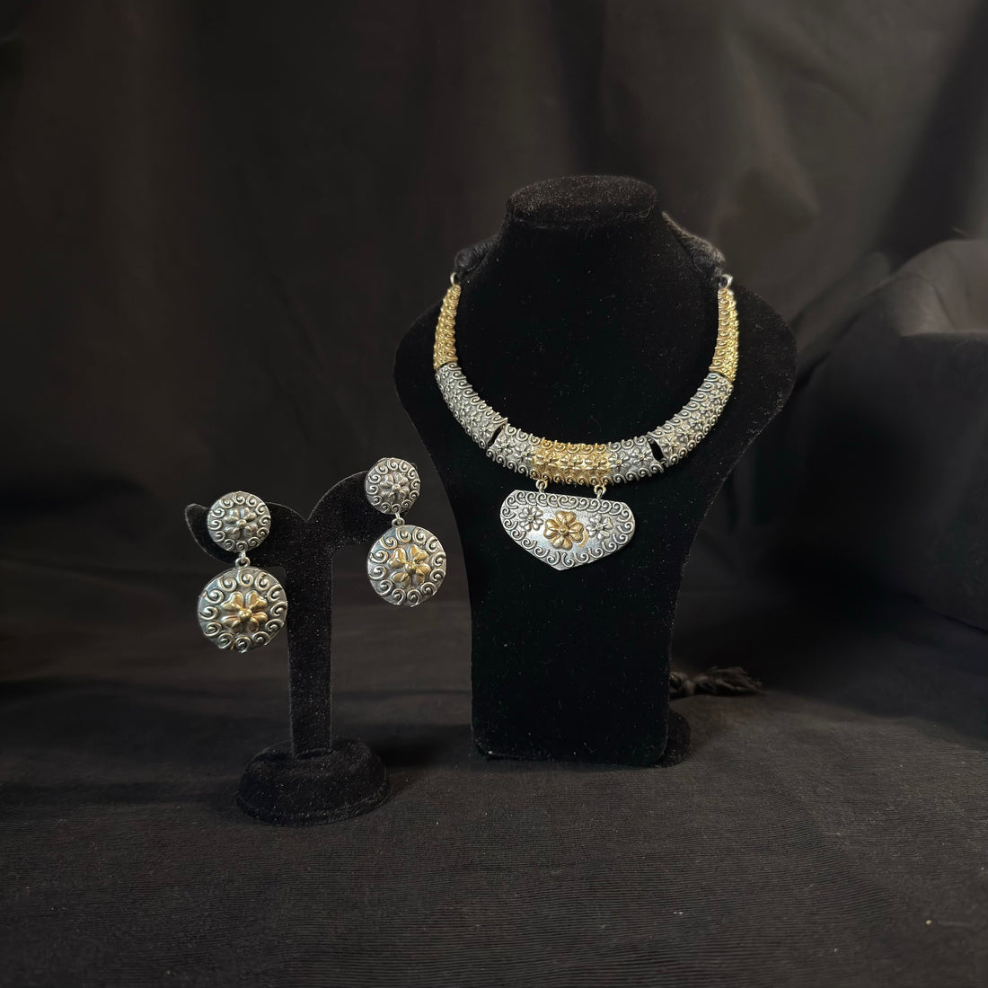 Two-Tone Floral Choker Set