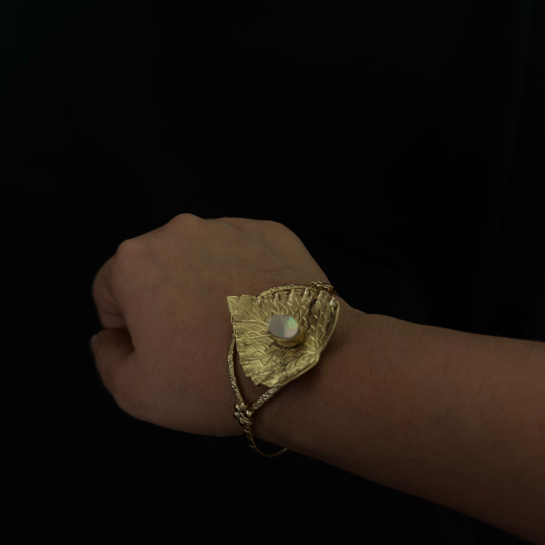 Leaf & Iridescent Stone Bracelet