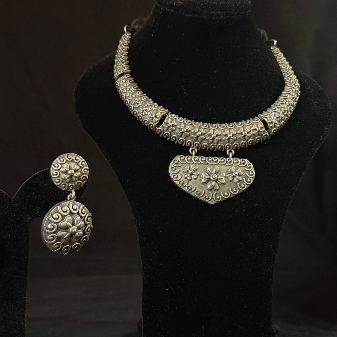 Floral Medallion Choker Set