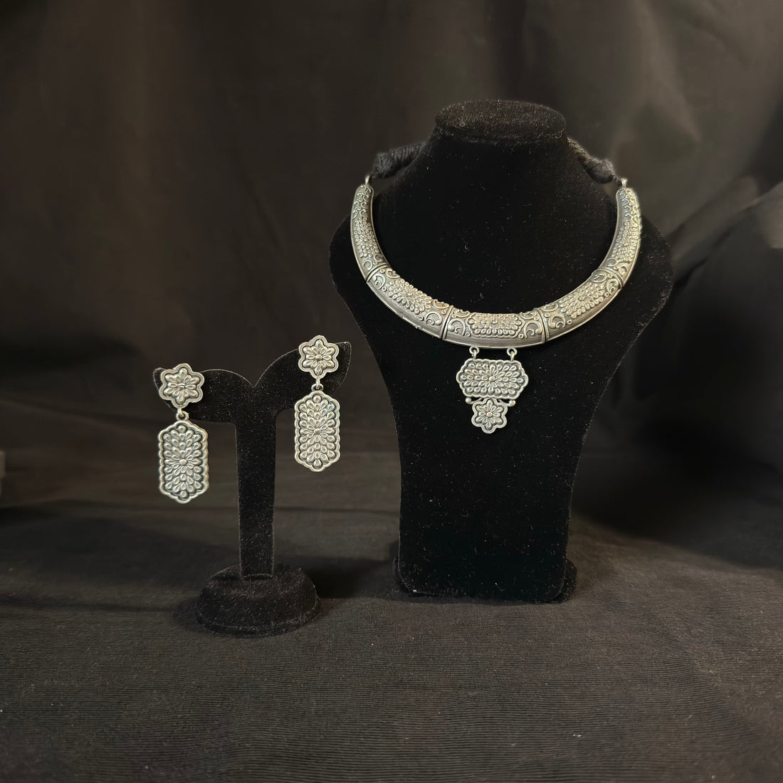 Floral Plaque Choker Set