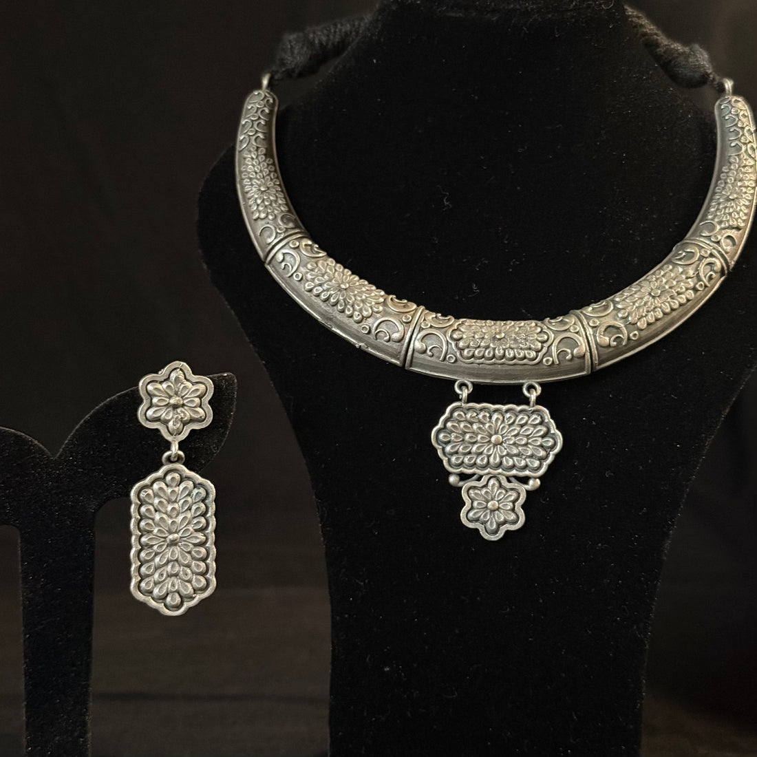 Floral Plaque Choker Set