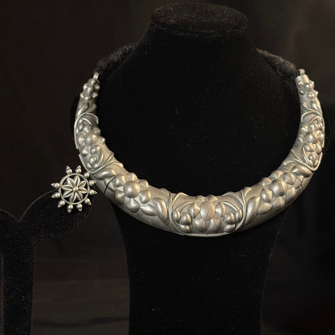 Sculpted Floral Choker Set