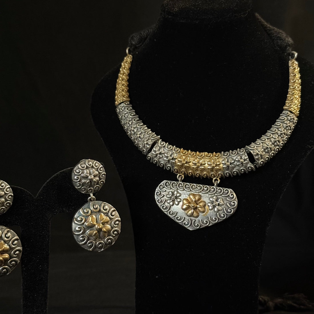 Two-Tone Floral Choker Set