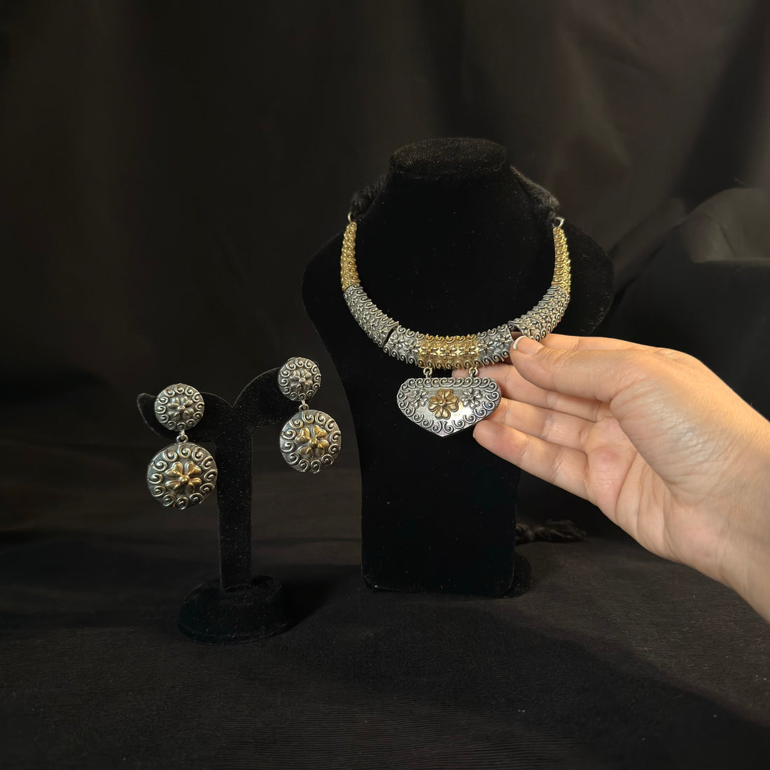 Two-Tone Floral Choker Set