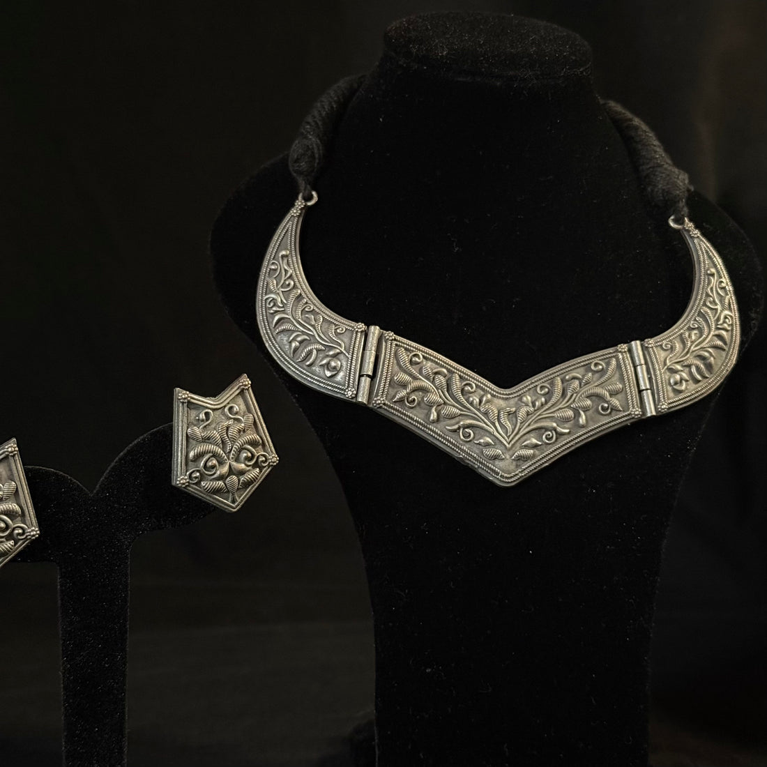 Engraved Shield Choker Set