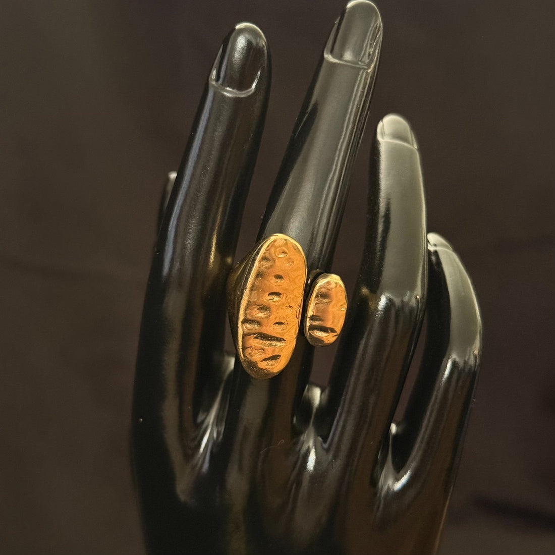 Small sculptural pebble ring in warm gold tone