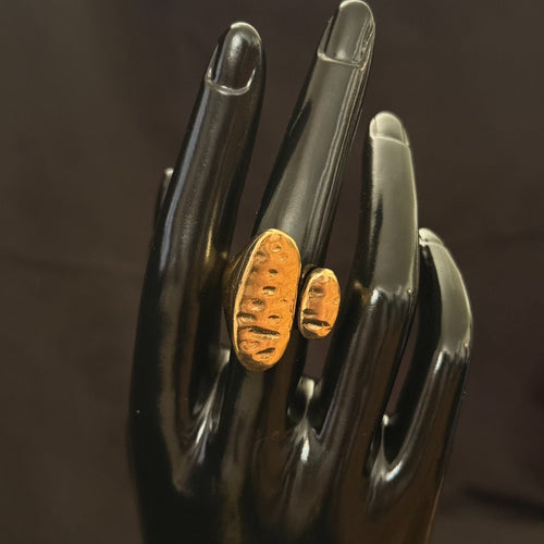 Small sculptural pebble ring in warm gold tone